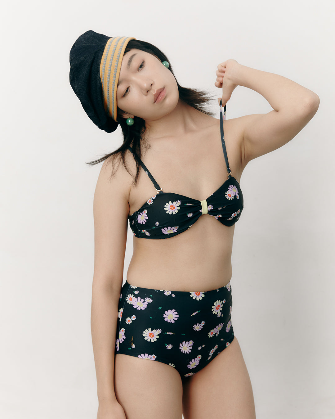 #colour_black daisies