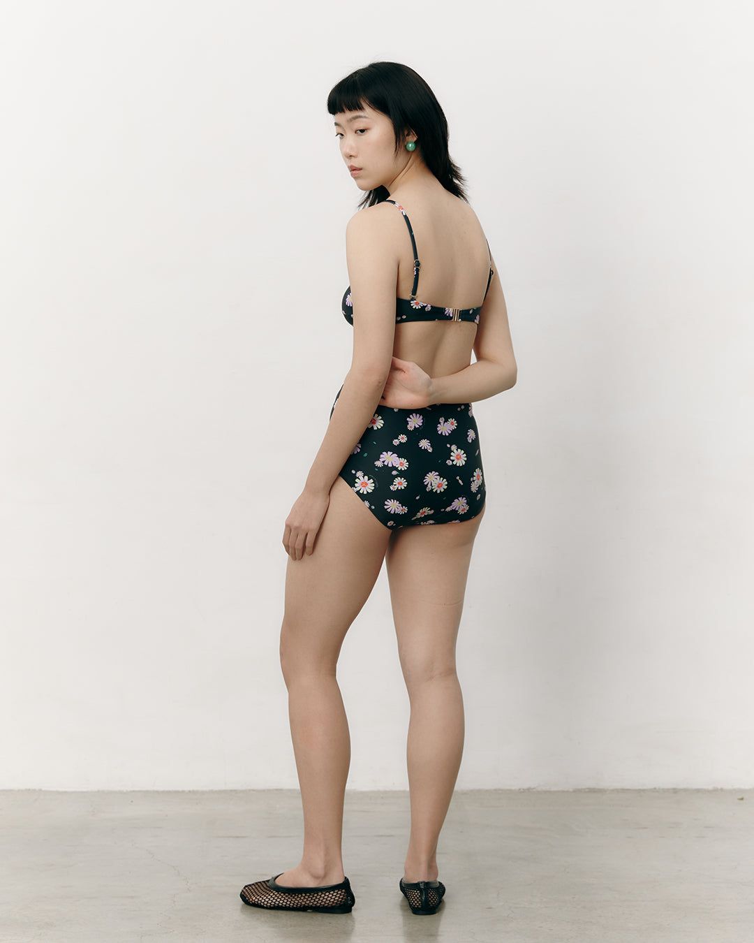 #colour_black daisies