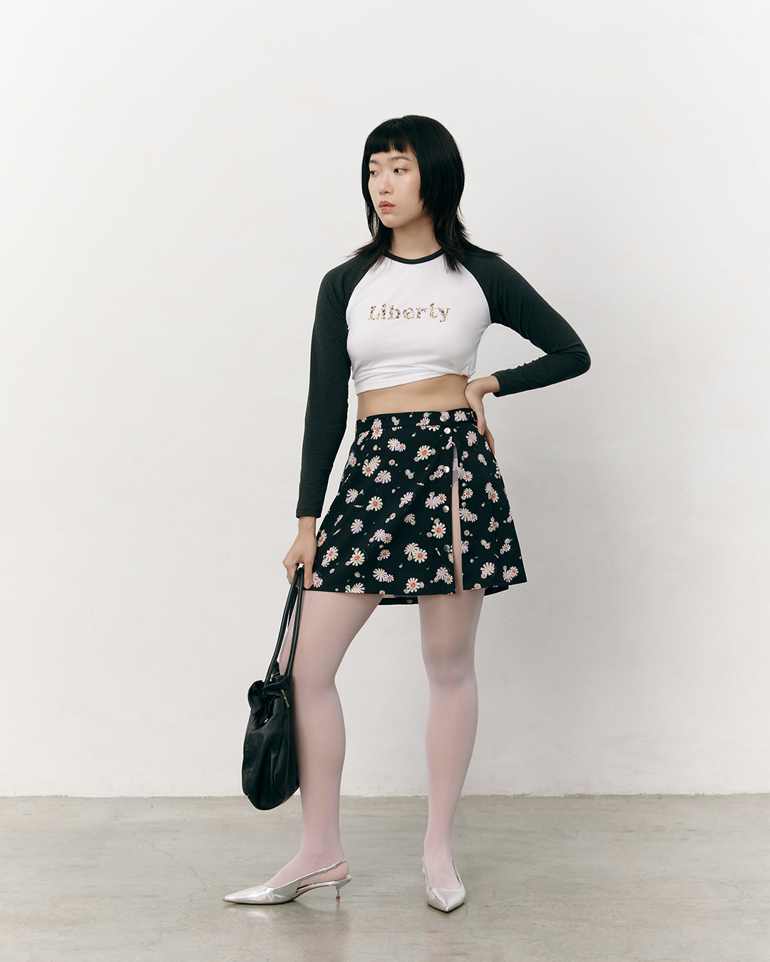 #colour_black daisies