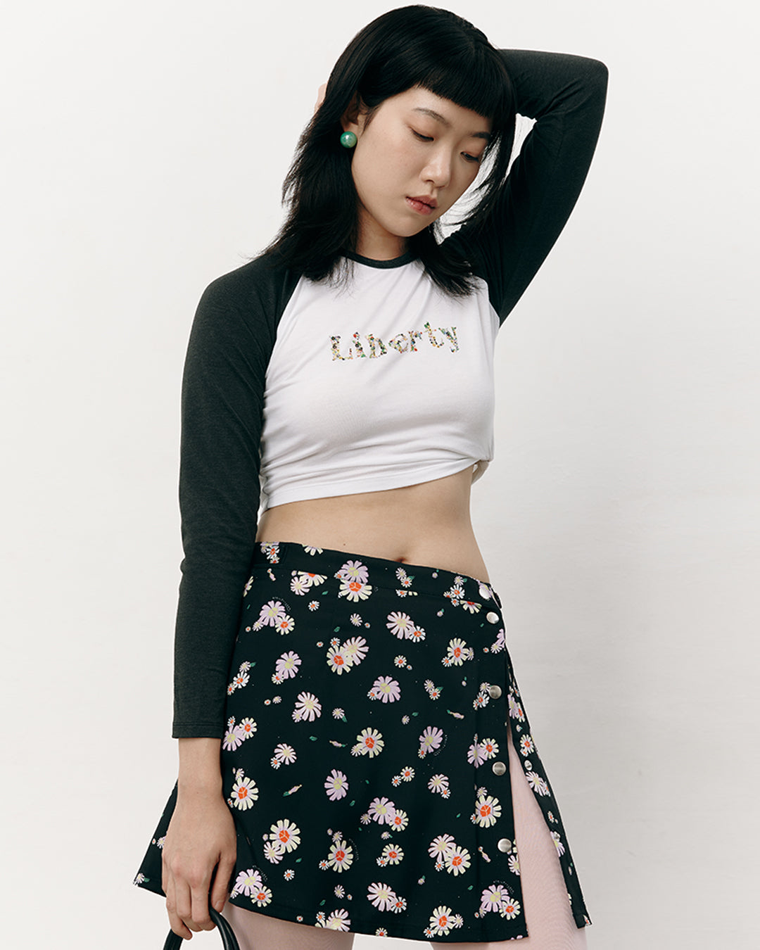 #colour_black daisies