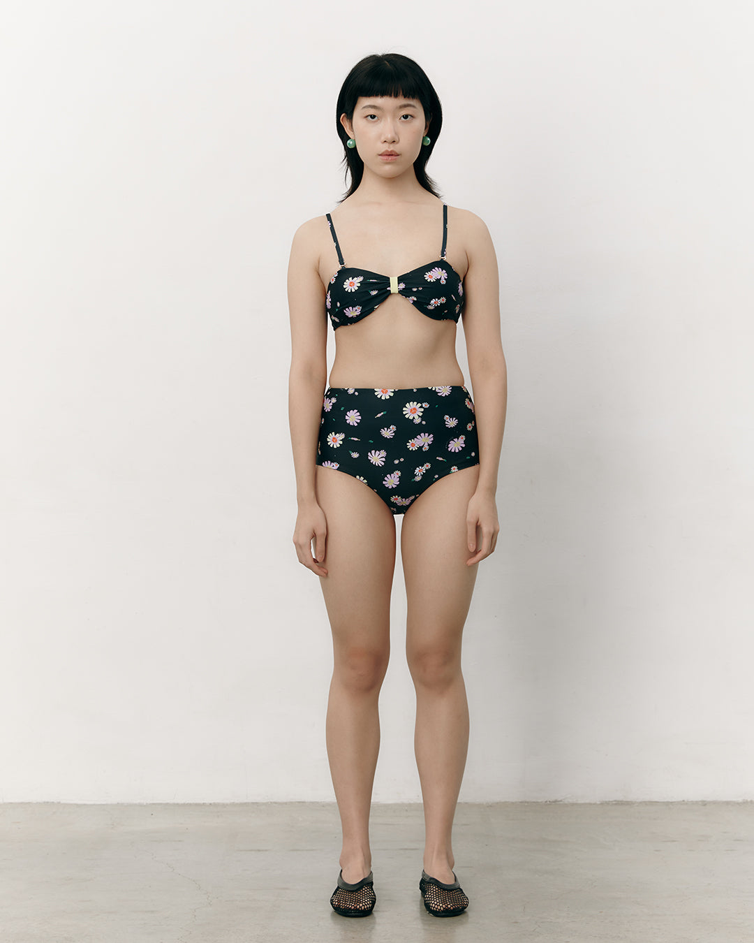 #colour_black daisies