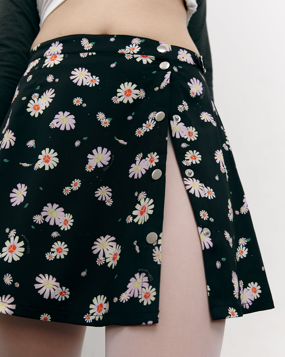 #colour_black daisies